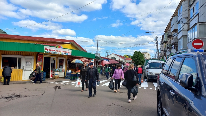 Замість кіосків навколо ринку у Рівному - «зебра» (ФОТО)