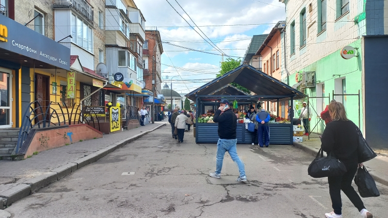 Замість кіосків навколо ринку у Рівному - «зебра» (ФОТО)
