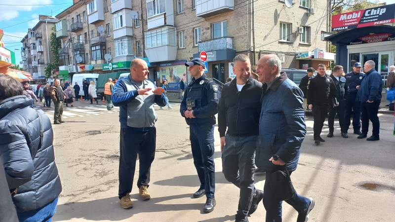 Замість кіосків навколо ринку у Рівному - «зебра» (ФОТО)