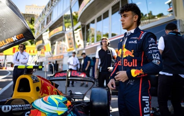Молодий талант Ред Булл випробує болід Формули-1 Молодий талант Ред Булл випробує болід Формули-1