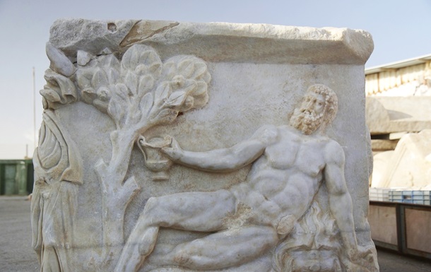 В Ізраїлі знайдено унікальний саркофаг із зображенням Діоніса та Геракла