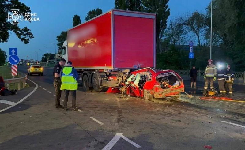 У Києві сталася моторошна ДТП: тіло водія довелося вирізати з салону
