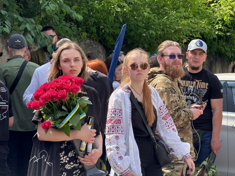 На похороні прозвучали улюблені пісні загиблого, люди прийшли у вишиванках: Тернопіль попрощався з молодим бойовим медиком (ФОТО, ВІДЕО)
