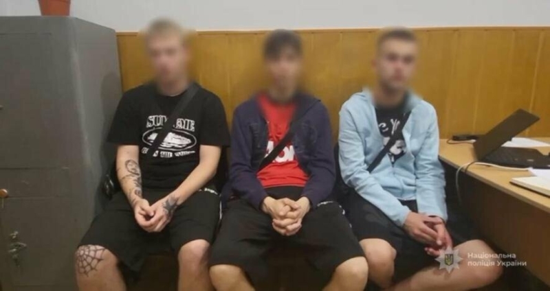Запорізькі поліцейські встановили особи молодиків, які пошкодили сині та жовті прапори