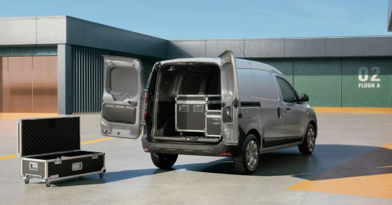 Renault перетворила фургон на дивний кабріолет-лімузин для екскурсій заводом