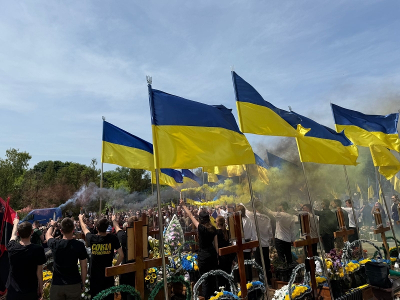 На похороні прозвучали улюблені пісні загиблого, люди прийшли у вишиванках: Тернопіль попрощався з молодим бойовим медиком (ФОТО, ВІДЕО)