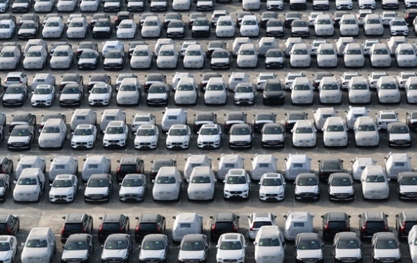 Китайські автодилери просять виробників знизити поставки Китайські автодилери просять виробників знизити поставки