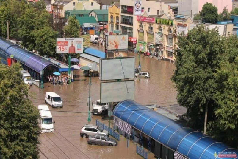 Дощ і несамовита гроза налякали навіть синоптиків, шалена негода та люта злива пре в регіон України: суне страшний вітер