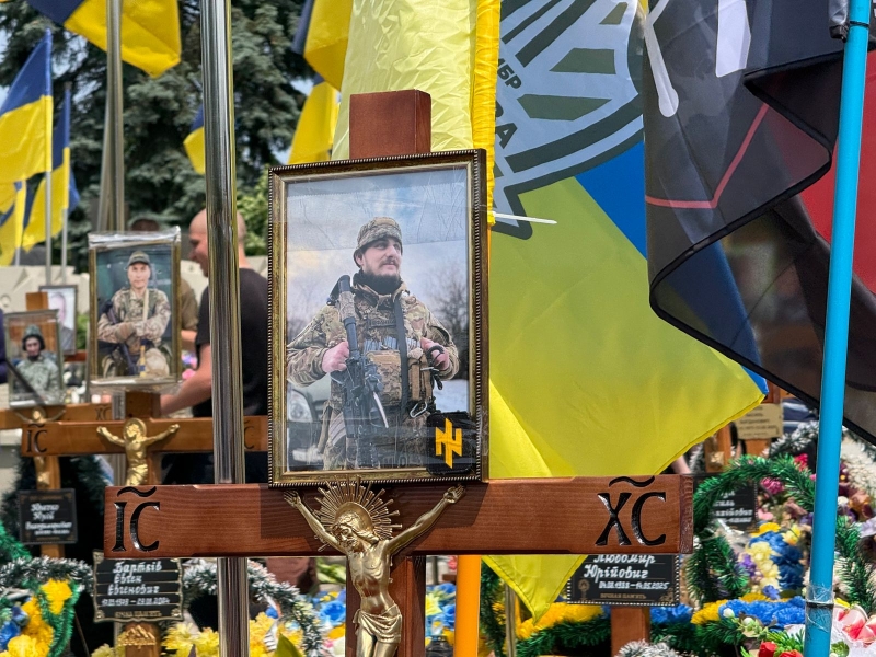 На похороні прозвучали улюблені пісні загиблого, люди прийшли у вишиванках: Тернопіль попрощався з молодим бойовим медиком (ФОТО, ВІДЕО)