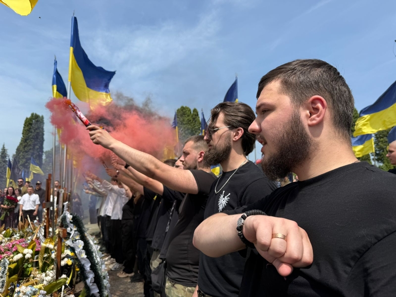На похороні прозвучали улюблені пісні загиблого, люди прийшли у вишиванках: Тернопіль попрощався з молодим бойовим медиком (ФОТО, ВІДЕО)
