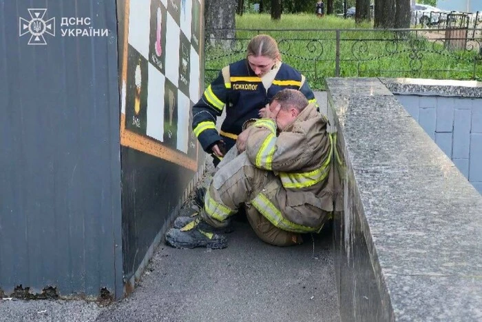 Пораненим під час удару РФ рятувальникам потрібна кров: куди звертатись донорам