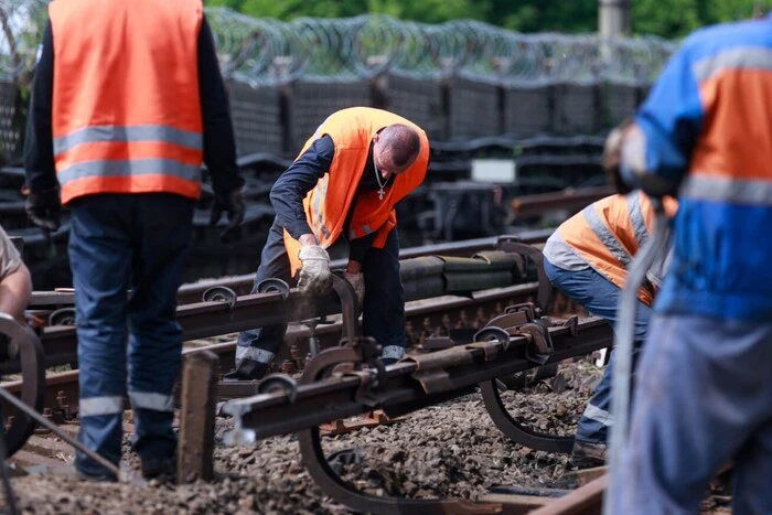 Рух поїздів на червоній лінії столичного метро повністю відновлено