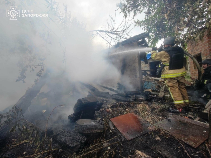 У Запорізькій області обстріли спричинили займання двох ангарів, шести будинків і магазину