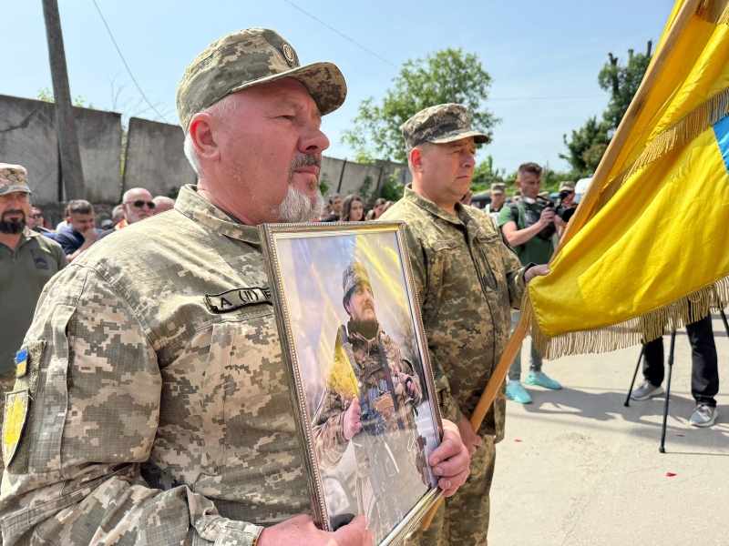 На похороні прозвучали улюблені пісні загиблого, люди прийшли у вишиванках: Тернопіль попрощався з молодим бойовим медиком (ФОТО, ВІДЕО)