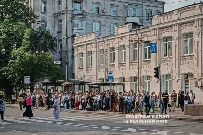 Черги на зупинках та космічні ціни на таксі. Як кияни сьогодні добираються на роботу