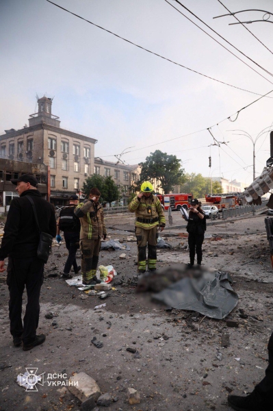 Нічна масована атака на Київ: троє загиблих, рятувальні роботи тривають (фото)