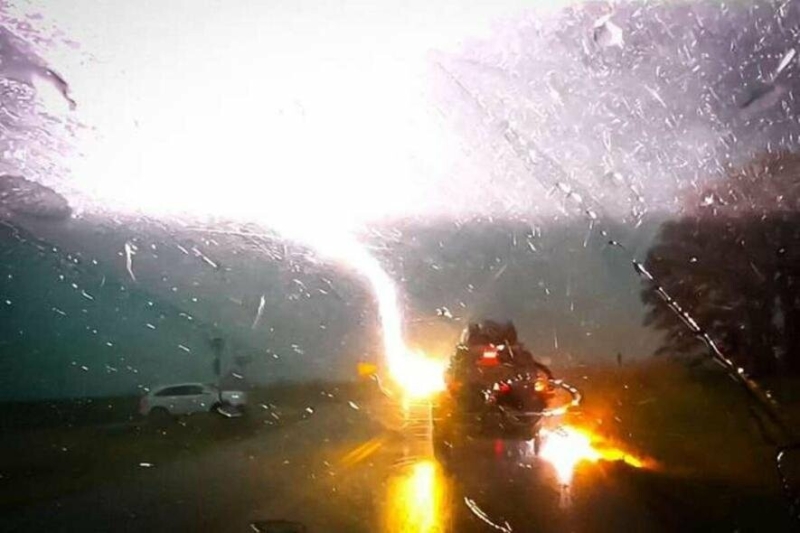 "На Прикарпаття суне потужна гроза і несамовитий вітер, названо день шаленої негоди": дощ та злива почнуть вирувати