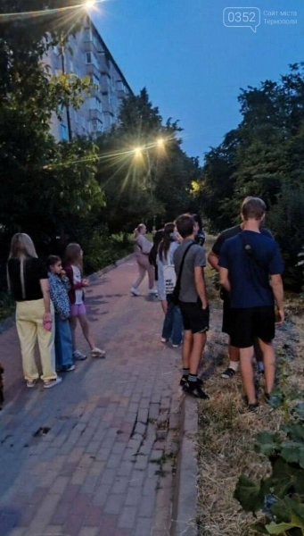 Очевидці шоковані: у Тернополі чоловік викинув песика з вікна 8 поверху (ФОТО)