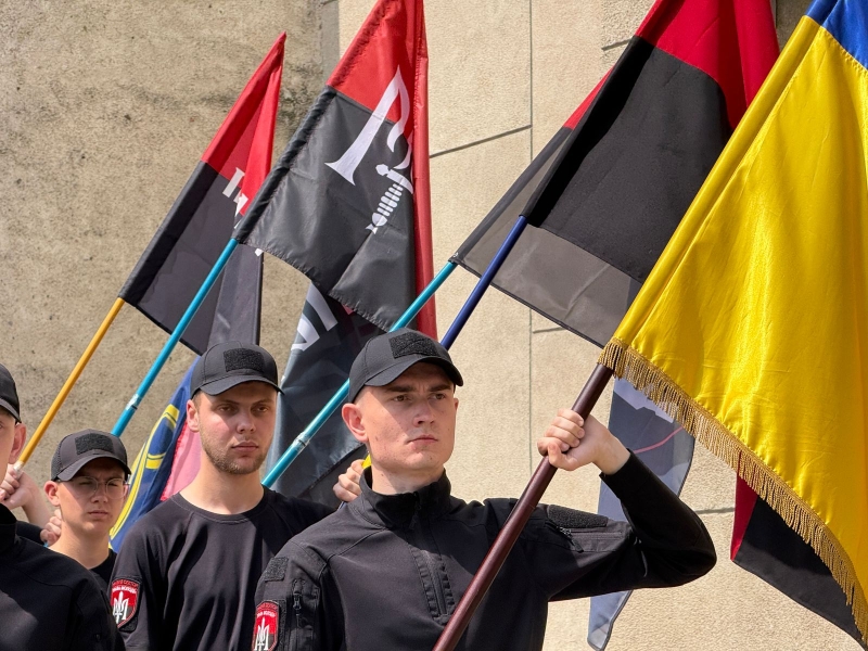 На похороні прозвучали улюблені пісні загиблого, люди прийшли у вишиванках: Тернопіль попрощався з молодим бойовим медиком (ФОТО, ВІДЕО)