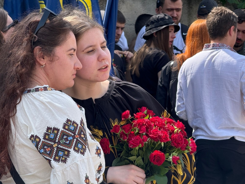 На похороні прозвучали улюблені пісні загиблого, люди прийшли у вишиванках: Тернопіль попрощався з молодим бойовим медиком (ФОТО, ВІДЕО)