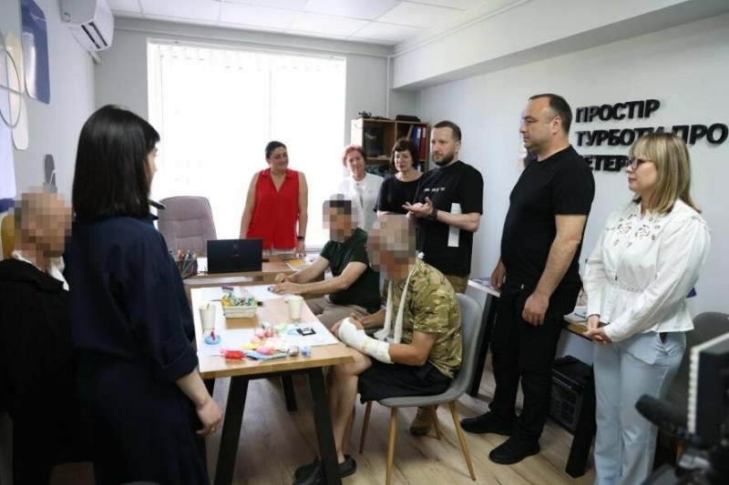 На Хмельниччині облаштували безбар’єрну вхідну групу до корпусу обласної лікарні