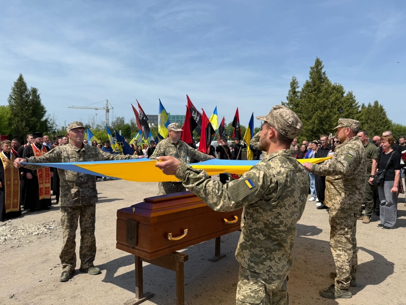 На похороні прозвучали улюблені пісні загиблого, люди прийшли у вишиванках: Тернопіль попрощався з молодим бойовим медиком (ФОТО, ВІДЕО)