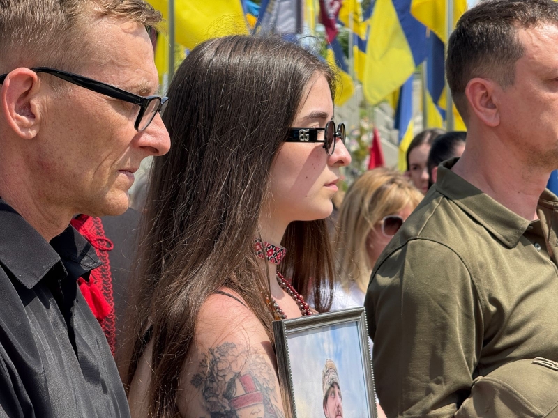 На похороні прозвучали улюблені пісні загиблого, люди прийшли у вишиванках: Тернопіль попрощався з молодим бойовим медиком (ФОТО, ВІДЕО)