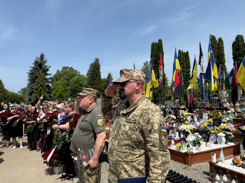 На похороні прозвучали улюблені пісні загиблого, люди прийшли у вишиванках: Тернопіль попрощався з молодим бойовим медиком (ФОТО, ВІДЕО)