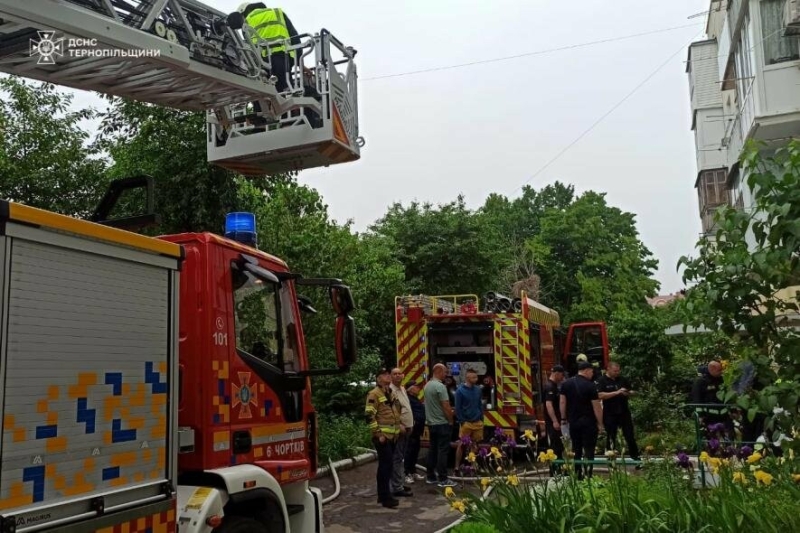 Масштабна пожежа з потерпілими на Тернопільщині, людей евакуйовували з будинку (ФОТО)