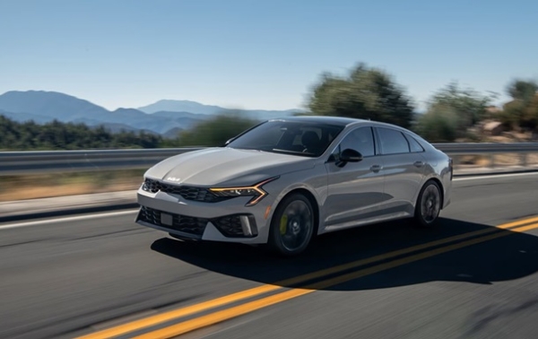 Kia відкликає тисячі K5 через програмне забезпечення з "корейською логікою" Kia відкликає тисячі K5 через програмне забезпечення з "корейською логікою"