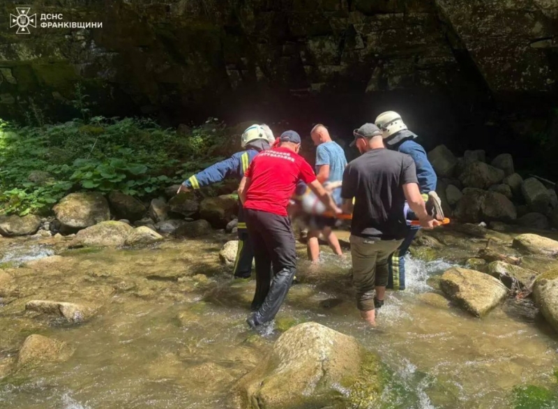 Рятувальники Прикарпаття знайшли травмовану дитину і негайно передали медикам (ФОТО)