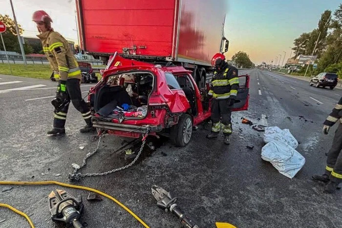 У Києві сталася моторошна ДТП: тіло водія довелося вирізати з салону