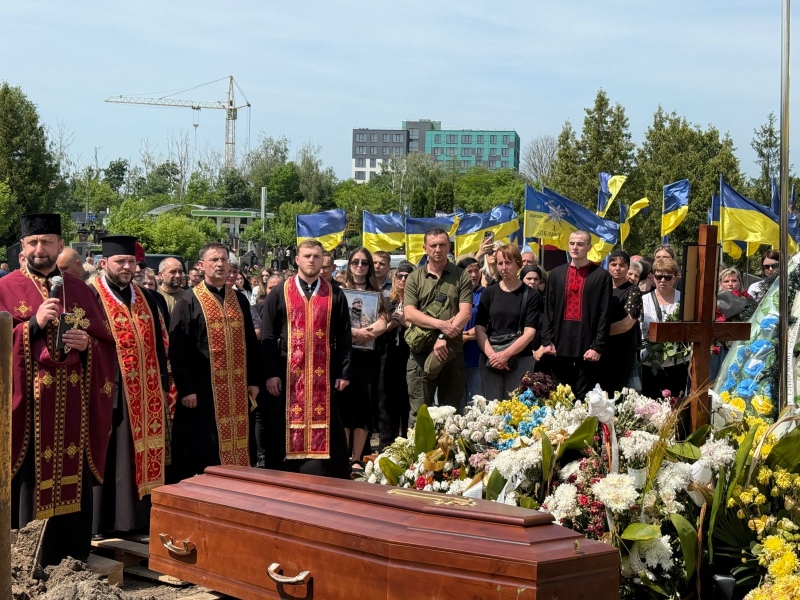 На похороні прозвучали улюблені пісні загиблого, люди прийшли у вишиванках: Тернопіль попрощався з молодим бойовим медиком (ФОТО, ВІДЕО)