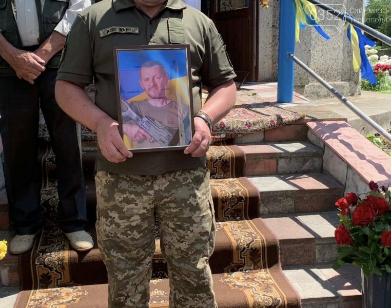 Ридає згорьована родина, у скорботі вся громада: Тернопільщина прощається із загиблим бійцем (ФОТО)