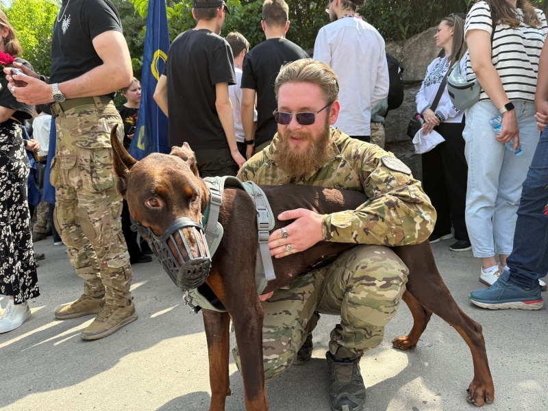 На похороні прозвучали улюблені пісні загиблого, люди прийшли у вишиванках: Тернопіль попрощався з молодим бойовим медиком (ФОТО, ВІДЕО)