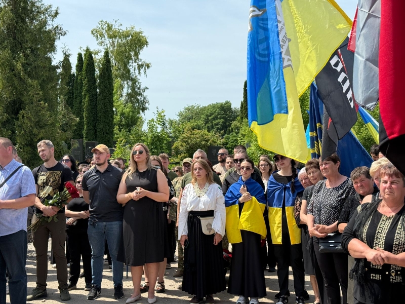 На похороні прозвучали улюблені пісні загиблого, люди прийшли у вишиванках: Тернопіль попрощався з молодим бойовим медиком (ФОТО, ВІДЕО)