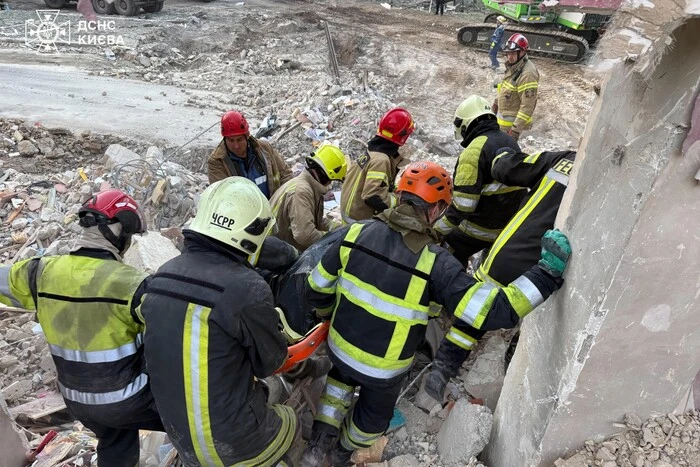 Атака на Київ: пошукові роботи у Солом'янському районі тривають другу добу (оновлено)