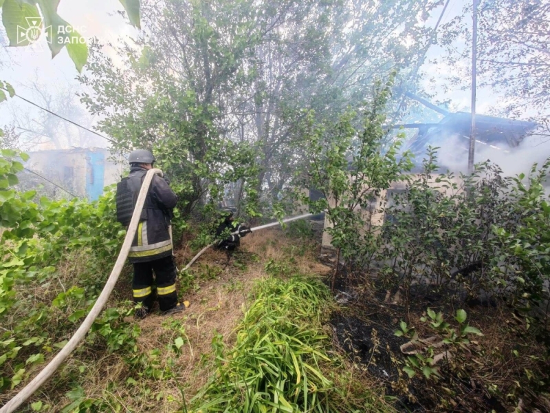 У Запорізькій області обстріли спричинили займання двох ангарів, шести будинків і магазину