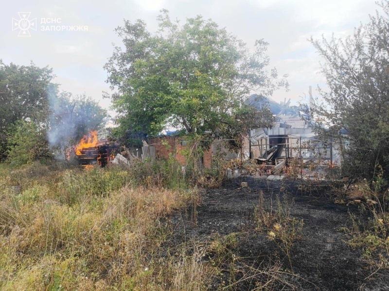 У Запорізькій області обстріли спричинили займання двох ангарів, шести будинків і магазину