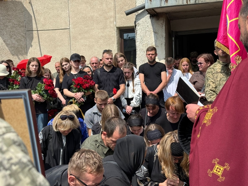 На похороні прозвучали улюблені пісні загиблого, люди прийшли у вишиванках: Тернопіль попрощався з молодим бойовим медиком (ФОТО, ВІДЕО)