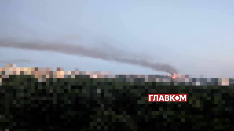 Росія атакує Київ ракетами та &laquo;шахедами&raquo;: горить будинок