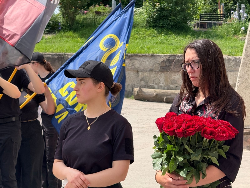 На похороні прозвучали улюблені пісні загиблого, люди прийшли у вишиванках: Тернопіль попрощався з молодим бойовим медиком (ФОТО, ВІДЕО)