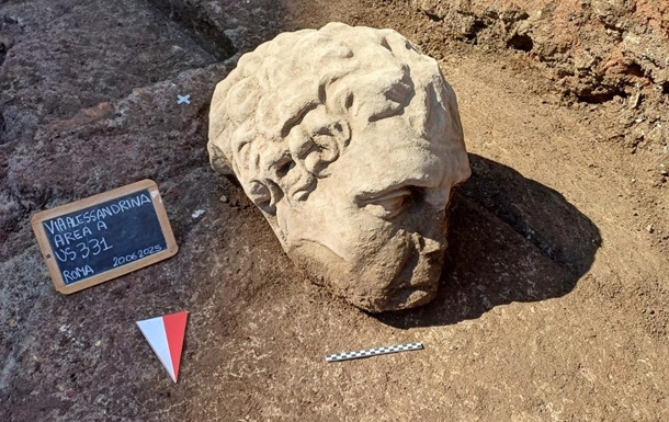 У Римі під площею Форуму Траяна знайшли гігантську мармурову голову