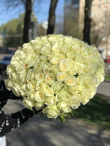 Великі букети троянд: коли почуття говорять гучніше за слова