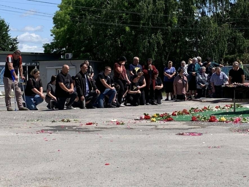 Ридає згорьована родина, у скорботі вся громада: Тернопільщина прощається із загиблим бійцем (ФОТО)