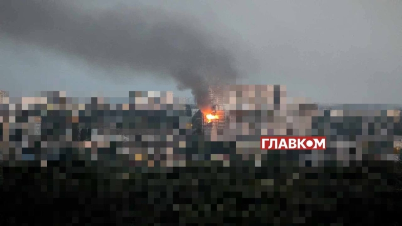 Росія атакує Київ ракетами та &laquo;шахедами&raquo;: горить будинок