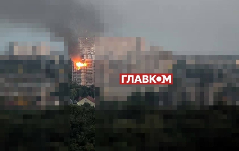 Росія атакує Київ ракетами та &laquo;шахедами&raquo;: горить будинок
