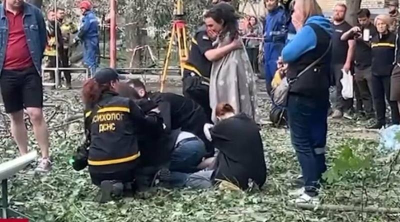 Кадри розривають серце: з-під завалів будинку дістали тіло сина подружжя, яке ридало над руїнами в Києві (ВІДЕО)