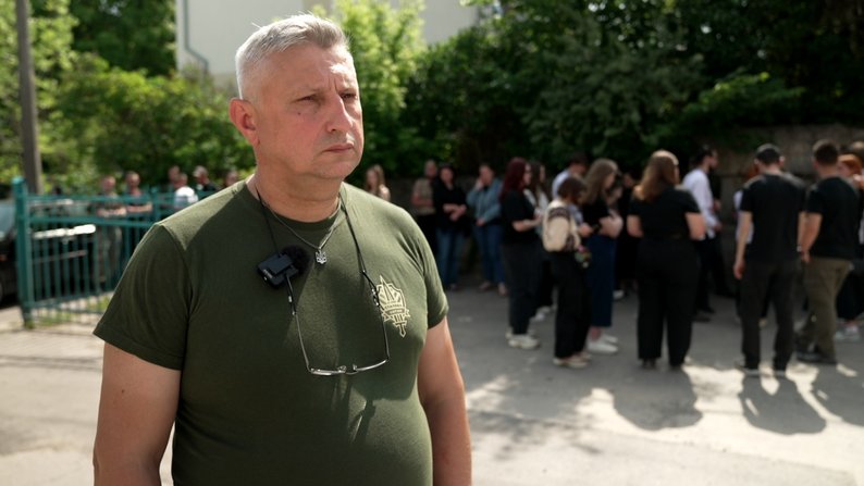 На похороні прозвучали улюблені пісні загиблого, люди прийшли у вишиванках: Тернопіль попрощався з молодим бойовим медиком (ФОТО, ВІДЕО)