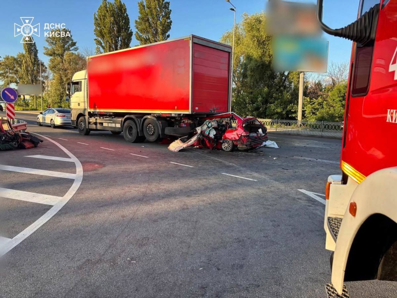 У Києві сталася моторошна ДТП: тіло водія довелося вирізати з салону